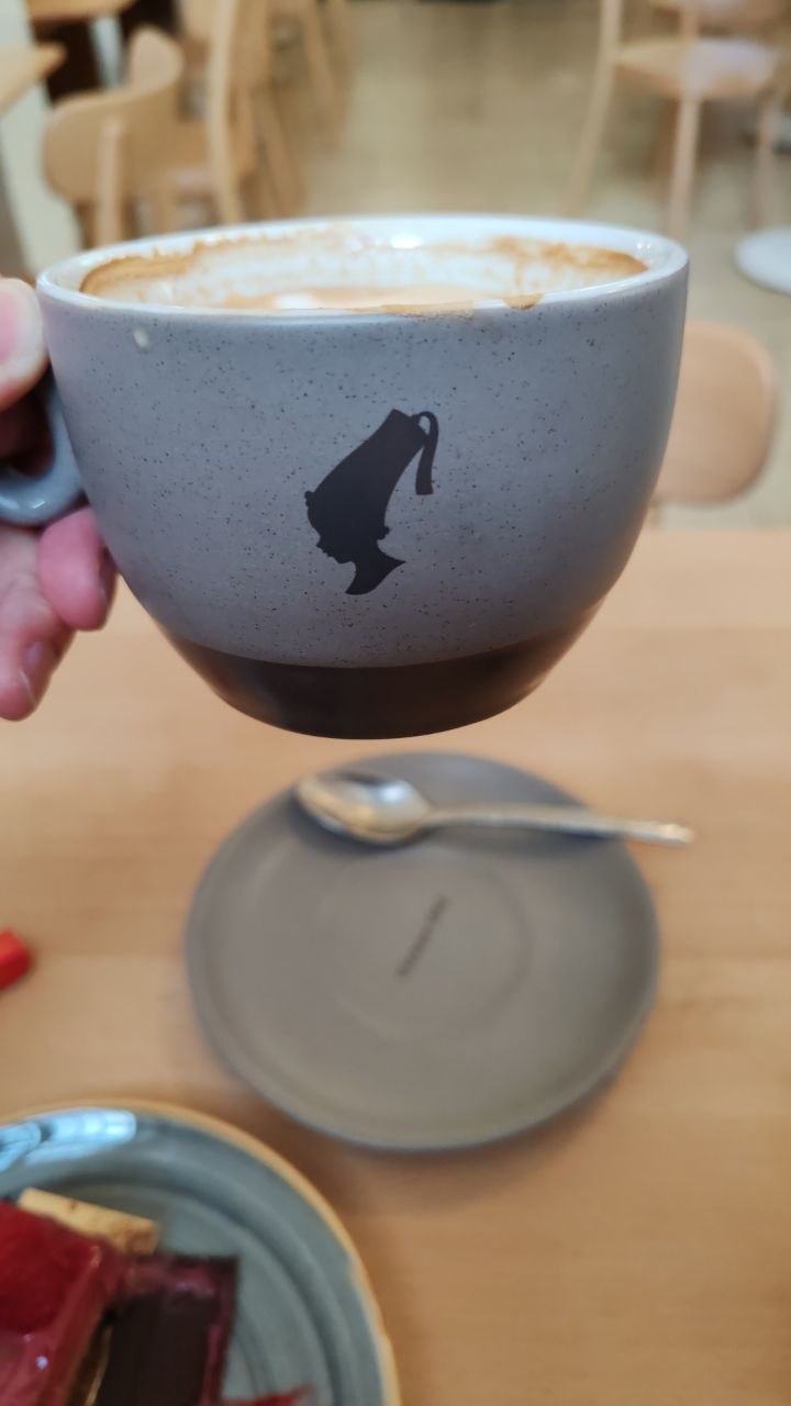 Чашка Julius Meinl с логотипом — мальчик в феске с 1862 года